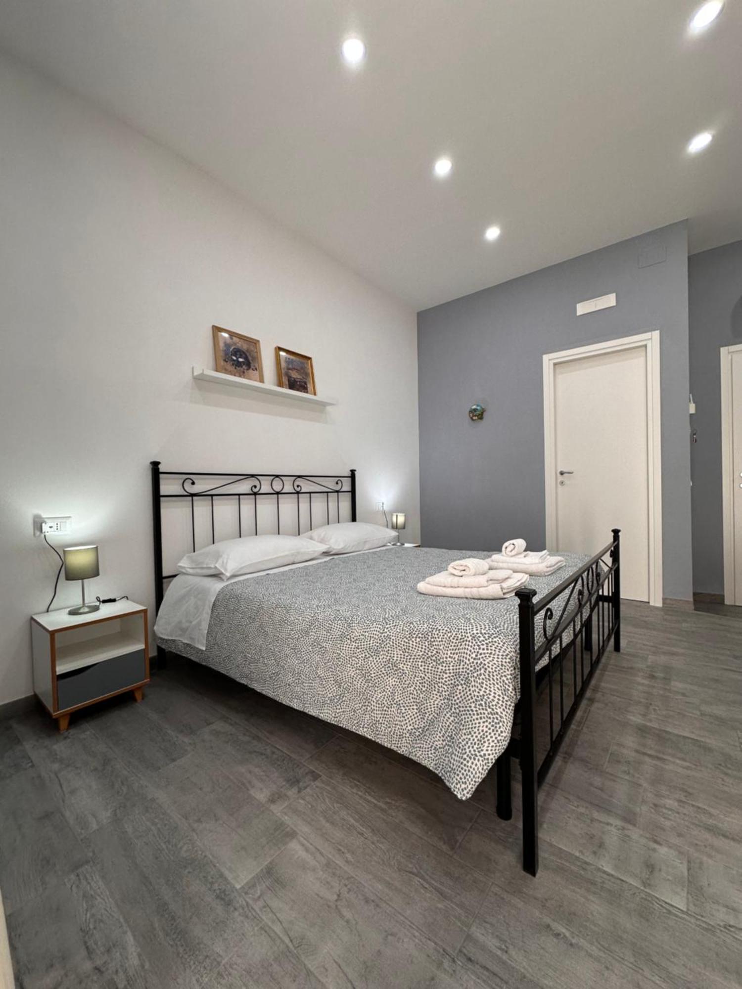 B&B I Tre Santi Napoli Bagian luar foto