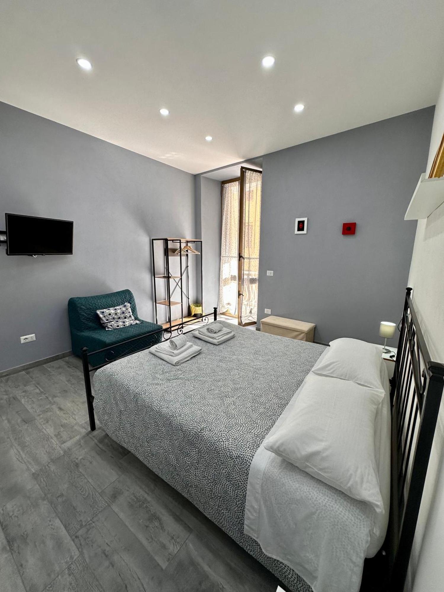 B&B I Tre Santi Napoli Bagian luar foto