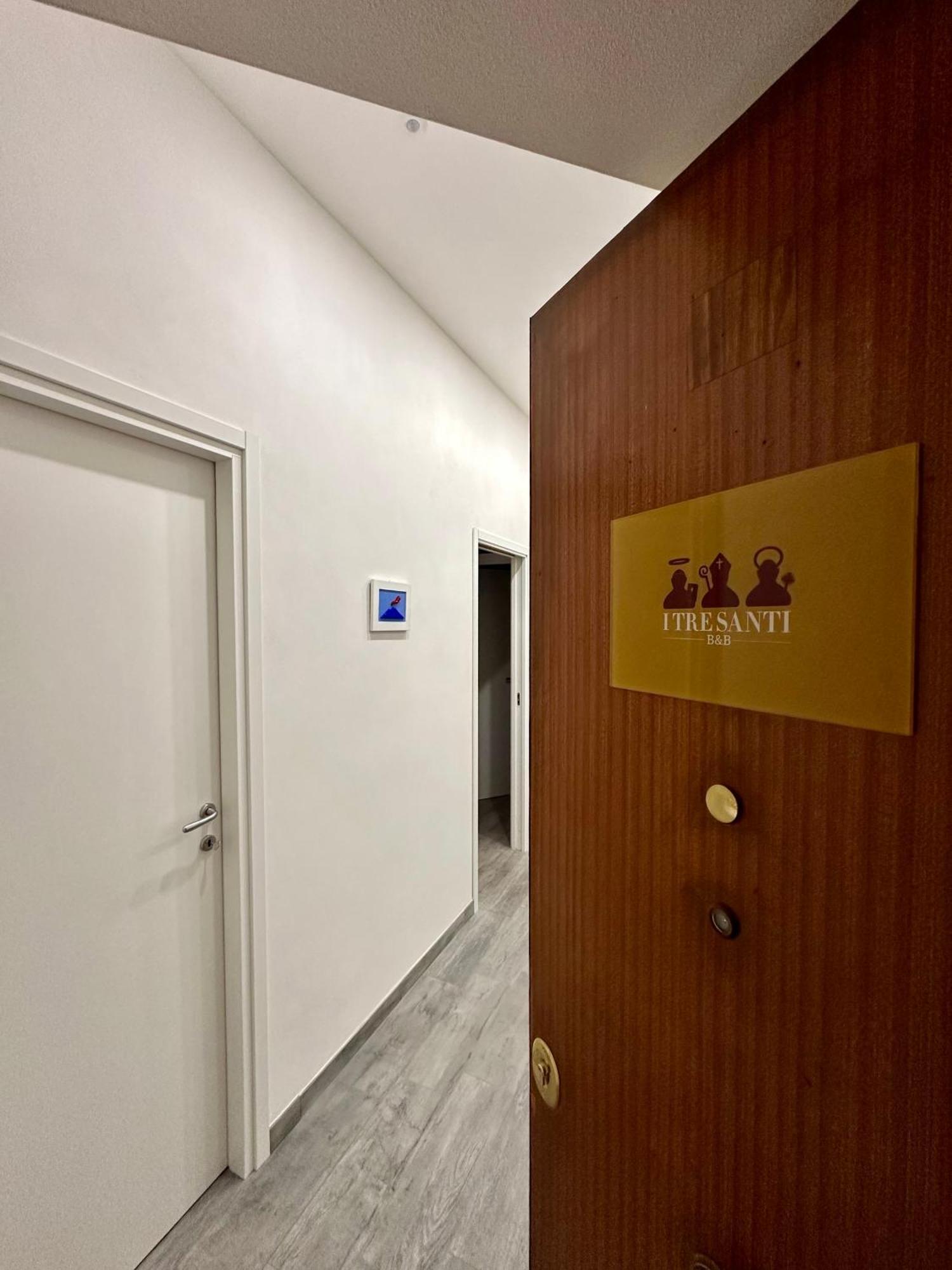 B&B I Tre Santi Napoli Bagian luar foto
